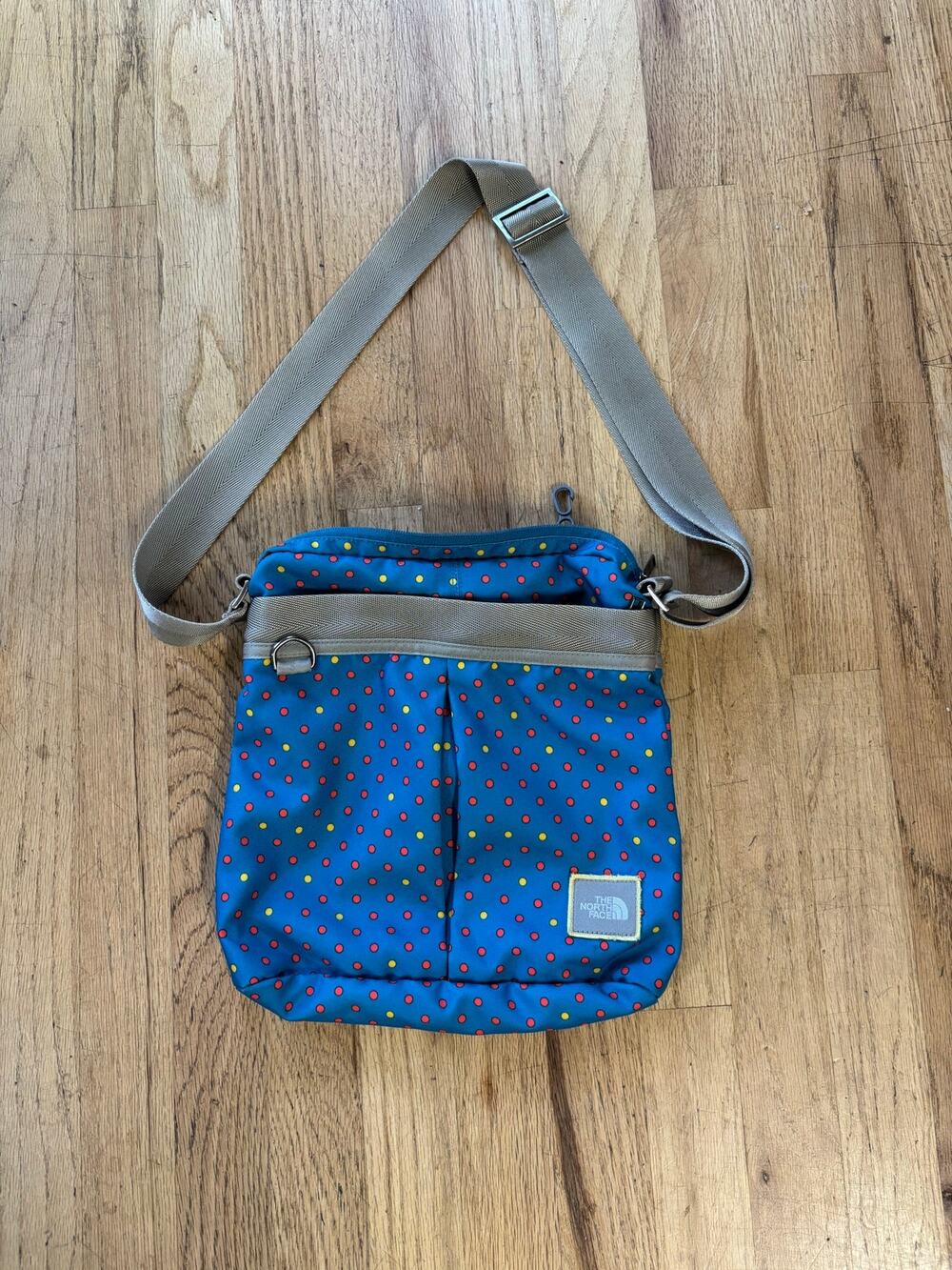 RARE!! Women’s North Face Teal Polka Dot Crossbody Purse Bag Zip Top Travel
